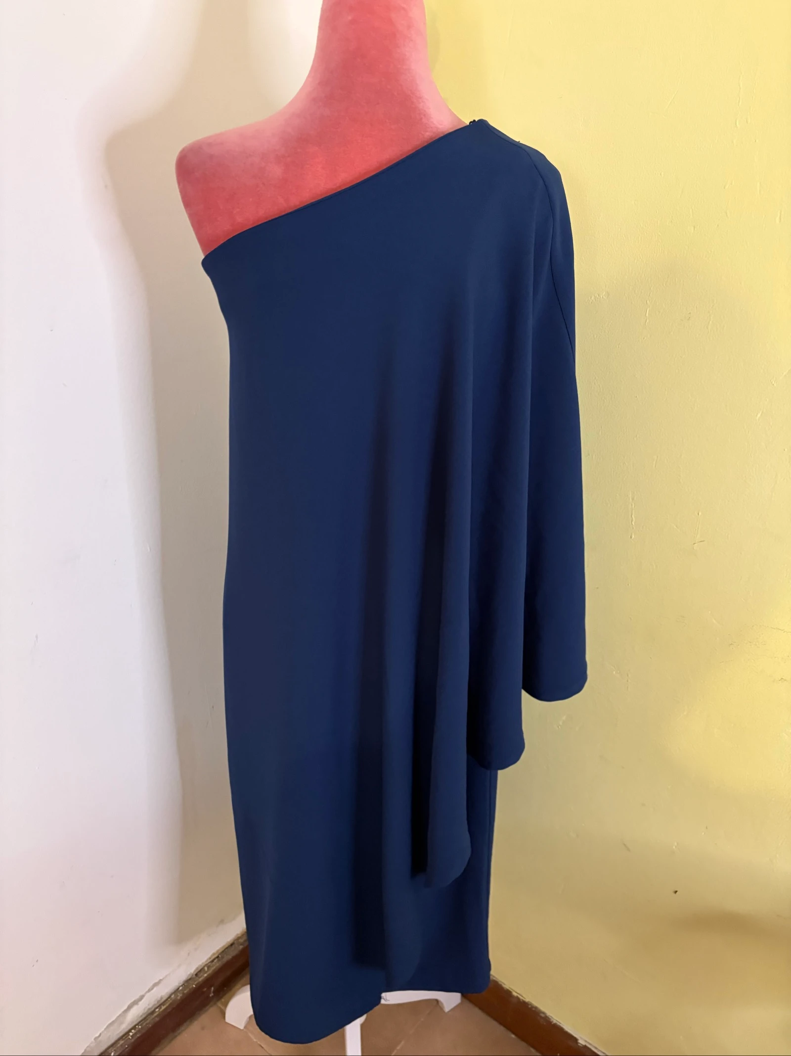 Robe Midi Bleu Marine Une Épaule avec Manche Asymétrique Enveloppante – photo 4